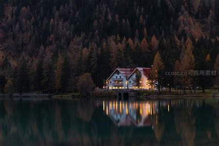 夜幕降临，湖畔小屋灯火通明
