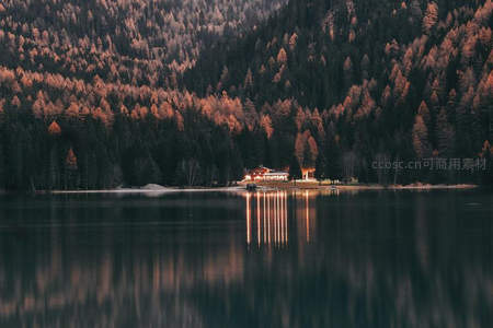 秋日湖岸，暖光小屋倒影斑斓