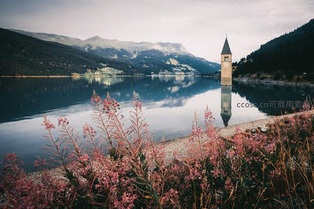 湖中教堂塔尖倒影