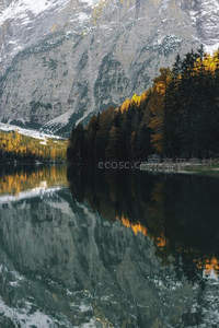 峭壁湖面如镜，秋林倒影斑斓似画