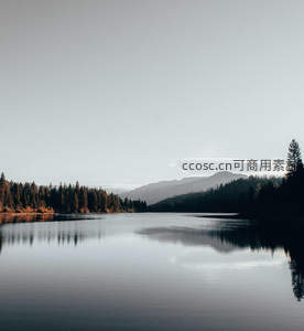 静谧湖面如镜，远山松林倒影成诗