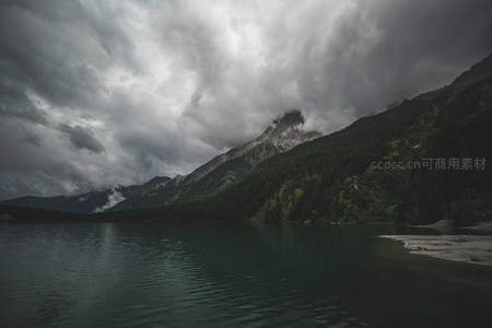 乌云压顶山峦，湖水幽深静谧