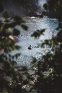 丛林深处小舟泛波瀑布旁