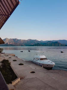 游艇停泊山海之间的码头