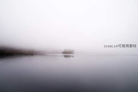 雾锁湖心小岛，静谧如画境