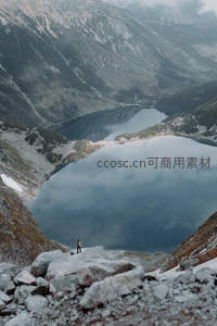 山巅俯瞰幽谷湖泊，天地壮阔