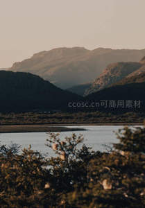 夕阳染金峦，湖畔林影婆娑