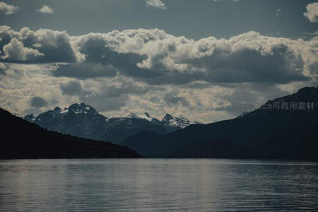 雪山倒影湖面，云层低垂如画