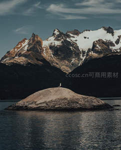 孤鸟栖岩岛，雪峰环抱碧水
