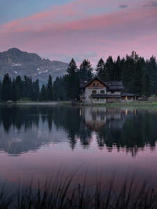 湖畔木屋映霞光，松林环抱如仙境
