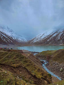 雪山环抱的高原湖泊，云雾缭绕如仙境