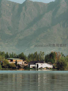 湖畔白屋依山而建，水天一色如画