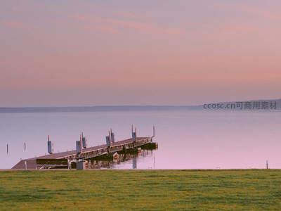 空旷码头延伸湖心，暮色温柔如梦