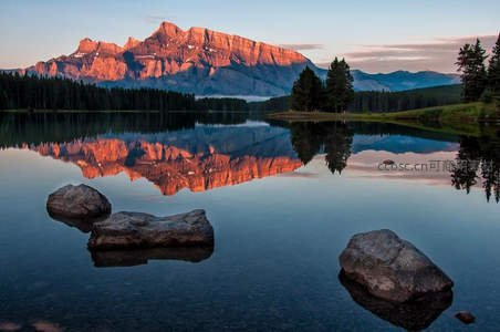 晨曦山峦倒影湖面如画