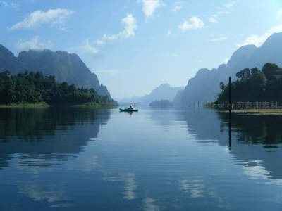 孤舟泛波青山绿水间