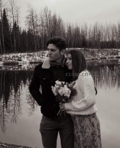 黑白情侣湖畔依偎，花束见证浪漫时刻