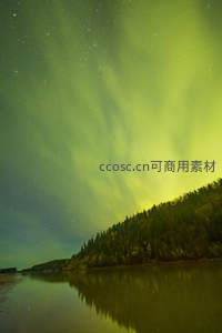 极光舞动夜空，星河倒映湖面