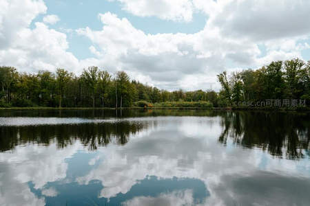 云影湖面，森林倒映如仙境