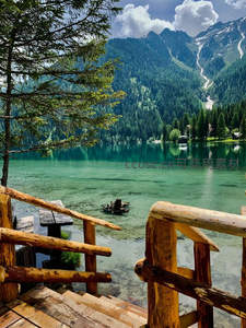 木栏观景，碧湖青山入画来