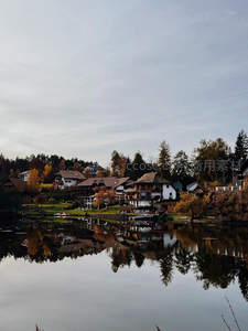 湖畔小镇秋色，房屋倒影如诗画