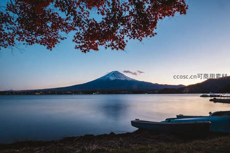 富士山下枫叶红，湖岸小舟待晨曦