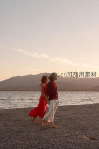 情侣牵手漫步湖畔夕阳