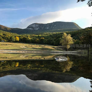 秋日山湖倒影如镜