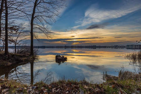 湖畔黄昏，倒影如画天空云霞