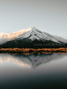 雪山倒影湖面如镜宁静致远