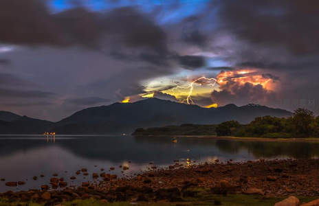 雷电划破山湖夜空震撼奇景