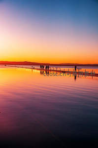 长桥落日人影绰约，水面霞光如梦似幻