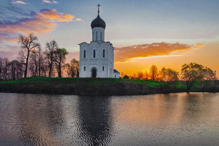 夕阳古寺临水，宁静致远如禅