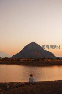 孤影对山坐，晚霞满天