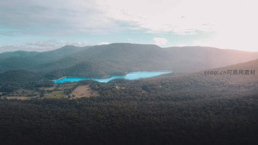 高空俯瞰碧湖，群山环抱