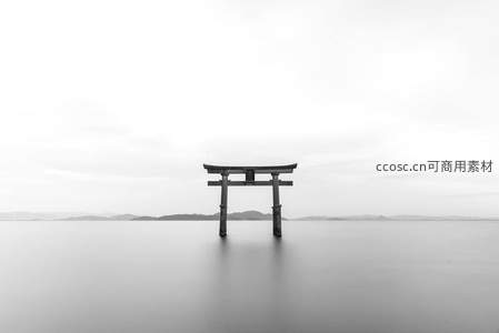 水中鸟居静谧如画