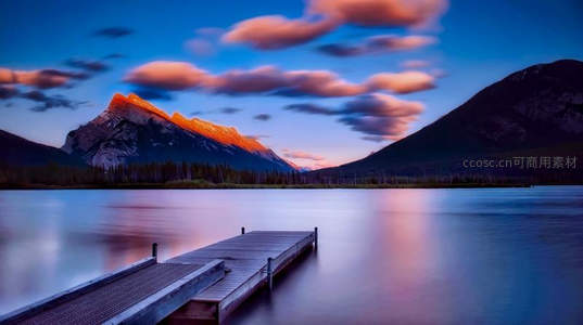 暮色码头，远山披霞映宁静湖面