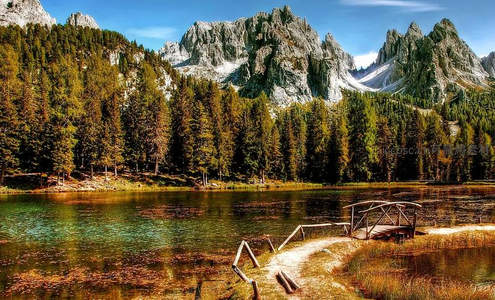 秋日山湖小桥与密林倒影