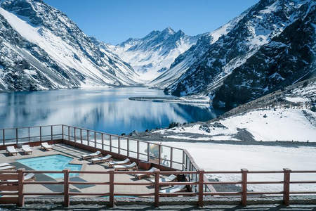 雪峰湖畔观景台，泳池躺椅享冬日