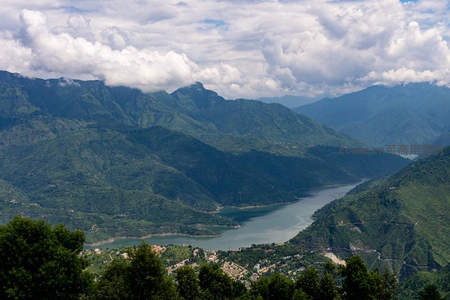 青山碧水，云海环绕峡谷