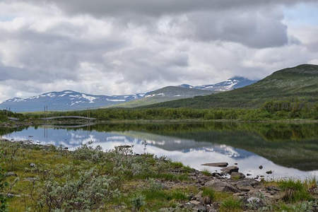 湖映云山如镜，北欧野趣悠然