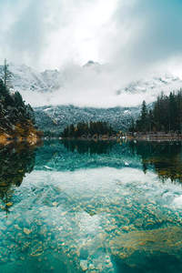 雪峰云雾锁幽湖，澄澈水底见石纹