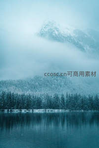 薄雾轻笼雪林湖，静谧如画蓝调世界