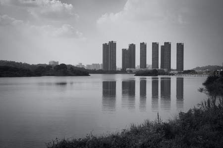 黑白城市倒影，高楼与湖水的静默对话