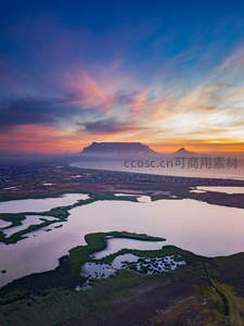 桌山日出，航拍视角下的壮丽湿地与云霞