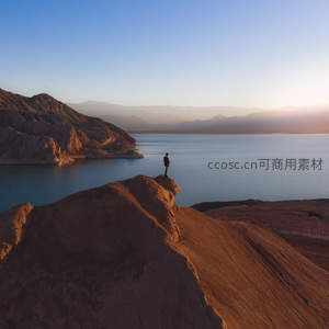 荒漠孤峰上的旅人眺望