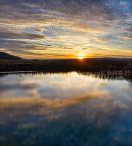 晨曦湖面倒映金色云霞