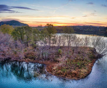 秋日湖中小岛与游鸭