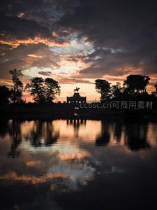 暮色中骑士雕像剪影，湖面倒影如梦似幻