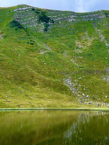 翠绿山坡映碧水，石阶层叠入画来