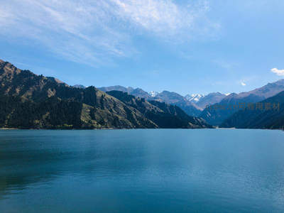 碧水连天群山环抱，晴空万里无垠